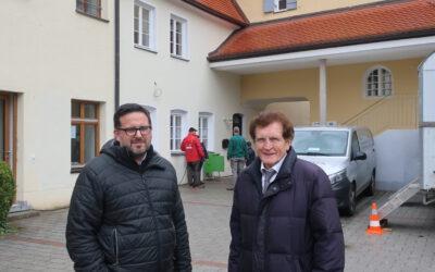 Schloss Emersacker – Abgeordneter Georg Winter besucht saniertes Mansardengebäude